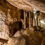 Alla scoperta delle grotte di Frasassi: un viaggio sotterraneo