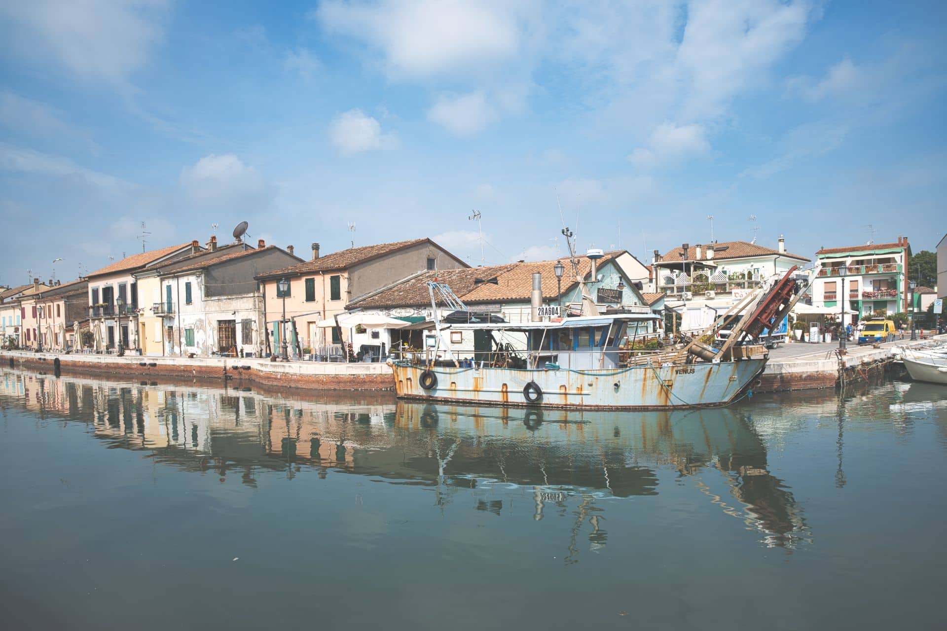 Cesenatico, vista sul Porto Canale con le barche ormeggiate e le case colorate – Vacanze-Marine.it