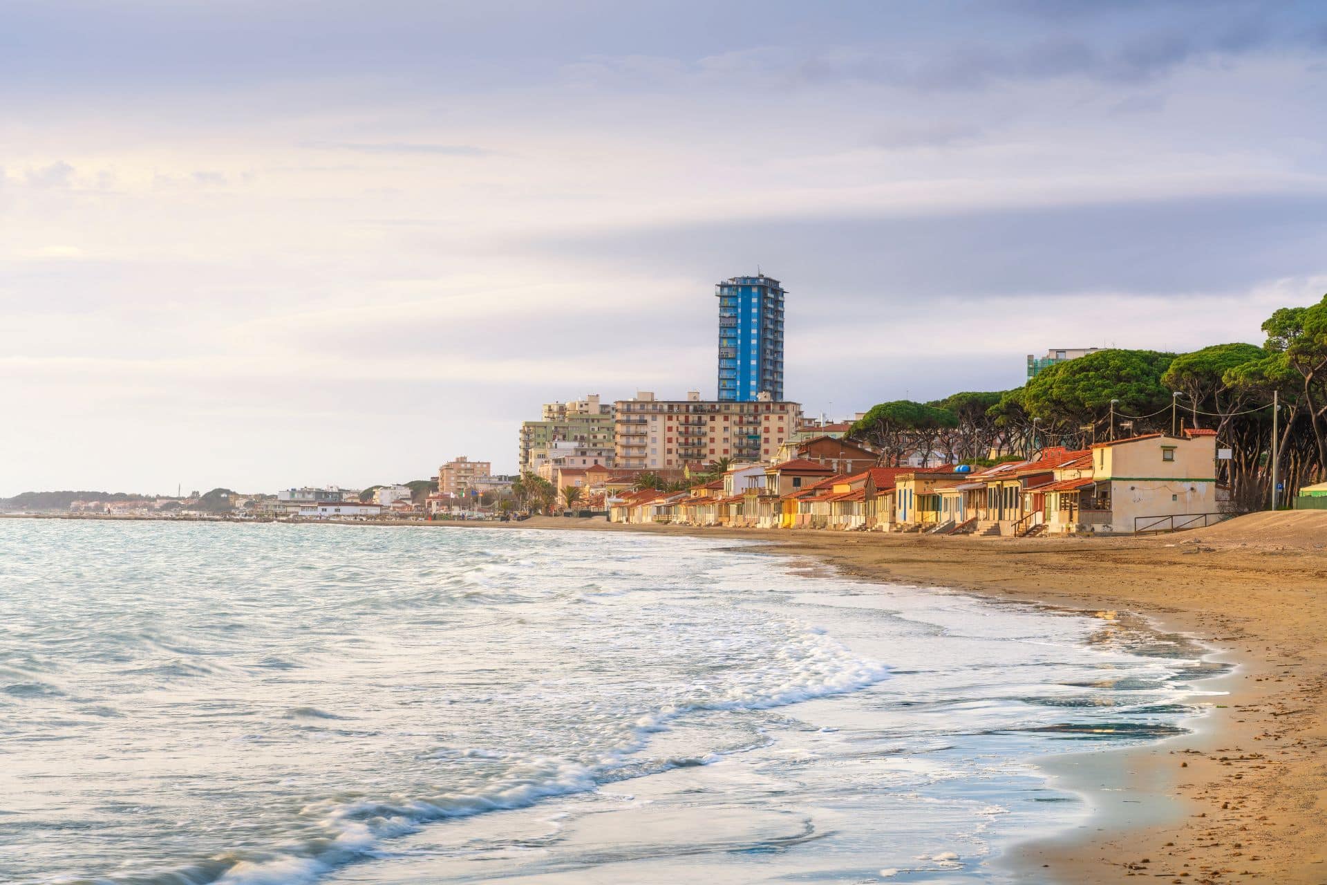 Spiaggia di Follonica con mare calmo e case sul lungomare in Toscana – Vacanze-Marine.it