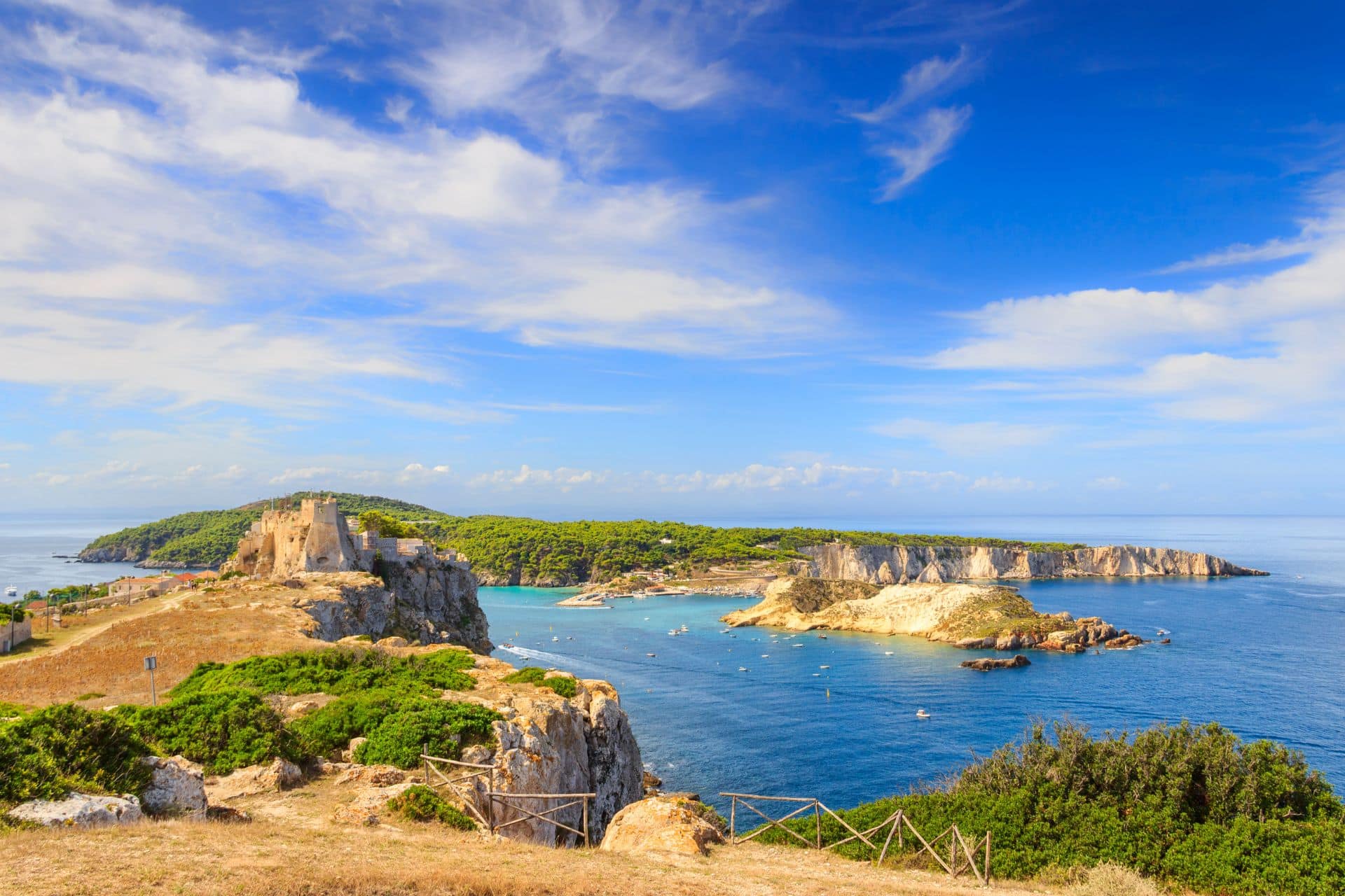 Isole Tremiti viste dall’alto con mare turchese e scogliere bianche – Vacanze-Marine.it