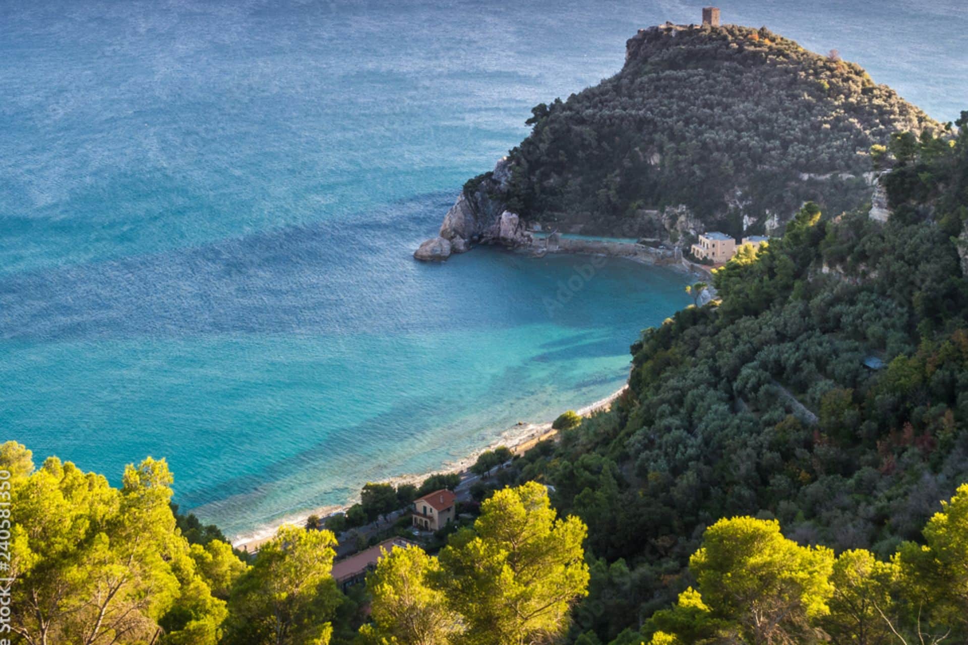 Baie nascoste Liguria: panorama della Baia di Punta Crena con mare turchese e vegetazione mediterranea – Vacanze-Marine.it