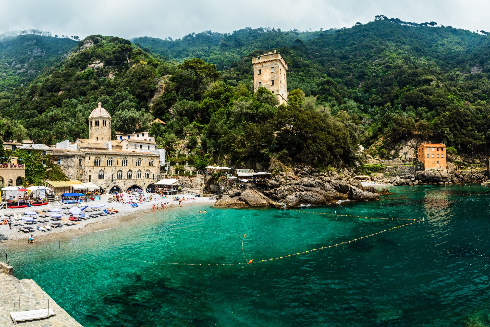 Baie nascoste Liguria: veduta della Baia di San Fruttuoso con mare turchese e abbazia medievale – Vacanze-Marine.it