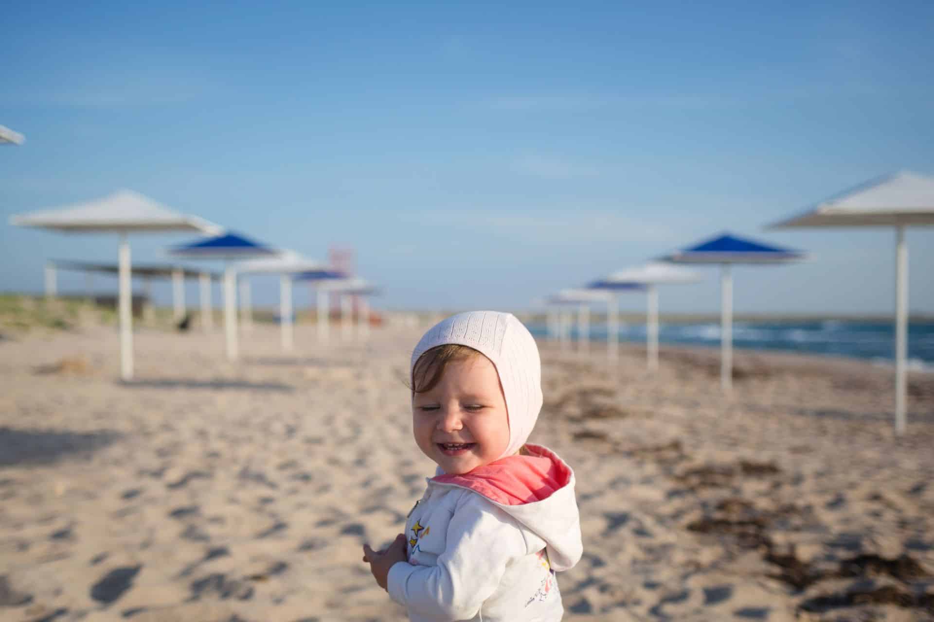 Bambina sulla spiaggia durante una vacanza al mare con la famiglia – Vacanze-Marine.it