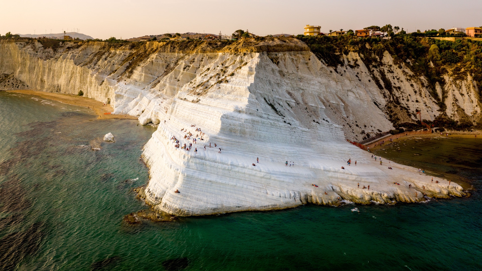 scala dei turchi in Sicilia, una delle spiagge più suggestive per vacanze romantiche in Sicilia – Vacanze-Marine.it