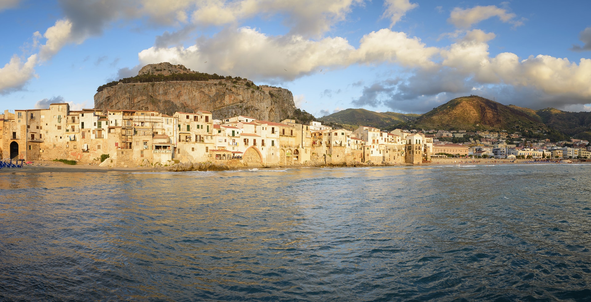 cefalu al tramonto vista dal mare, meta ideale per vacanze al mare over 60 – Vacanze-Marine.it